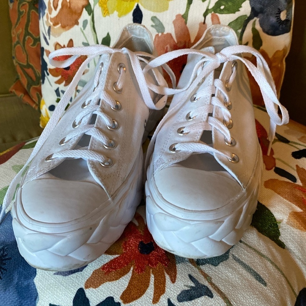 Chuck Taylor platforms sneakers women’s size 10 like new worn once